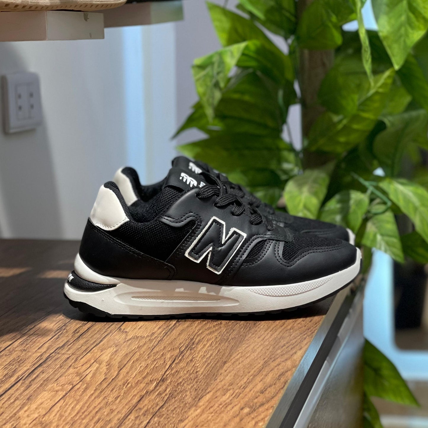 NEW BALANCE BLACK